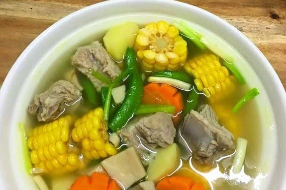Nếu nồi canh quá mặn và bạn có thời gian, chia nhỏ nồi canh cũng là cách hay. Một phần giữ nguyên, phần còn lại pha loãng hoặc nấu thêm rau củ, sau đó trộn đều lại. Kết quả là nồi canh vừa vị và thêm lượng thức ăn. Ảnh minh họa