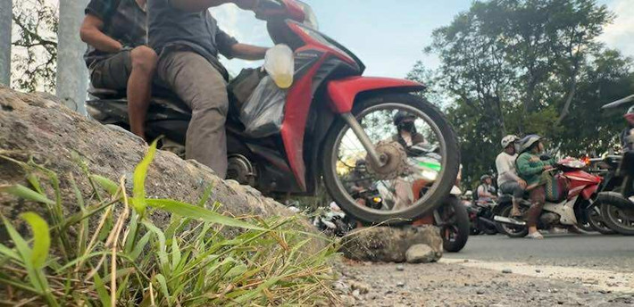 Do ngành chức năng đã dùng nhiều phương án để ngăn chặn việc leo lề như xây cao hơn ở các vị trí xe leo lề, bít chặn lối xe xuống khi leo lề… nhưng nhiều người vẫn cố tìm cách vi phạm.