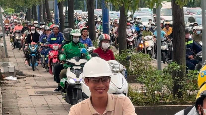 Ngã 3 Mai Chí Thọ - Trần Quý Kiên (phường Bình Trưng, TP HCM) được xem là nút giao phức tạp, xe cộ lưu thông đông đúc kể từ khi nút giao An Phú thi công, phương tiện chọn hướng đi thay thế. Vì vậy tình trạng ùn ứ thường xuyên xảy ra tại đây vào các khung giờ cao điểm.