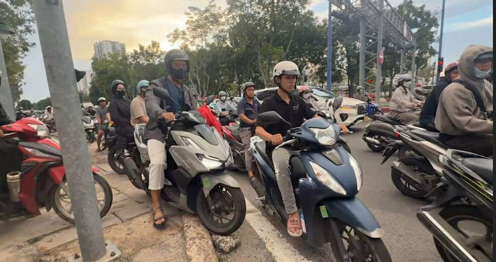 Việc xe máy leo lên lề đường chen chúc thoát khỏi thảm cảnh ùn tắc diễn ra hết sức nghiêm trọng, bất chấp mức phạt nặng về luật ATGT được thực hiện trong thời gian qua.