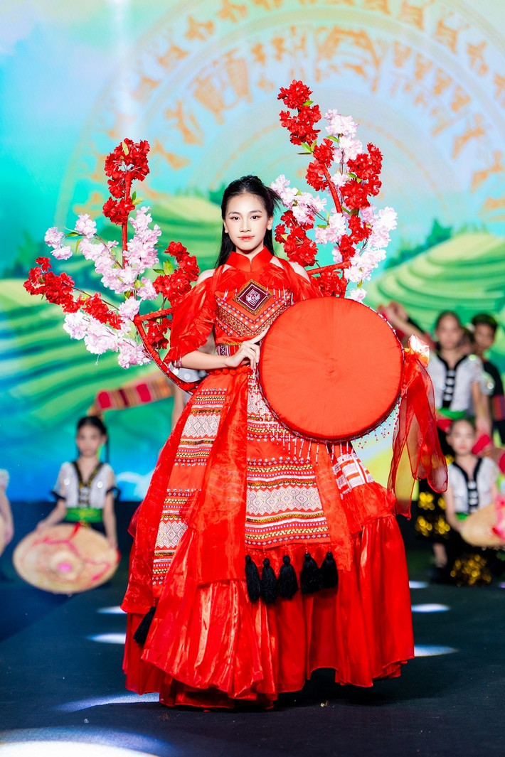 Lấy cảm hứng từ những giá trị di sản quý báu, chương trình mang đến một trải nghiệm nghệ thuật độc đáo, kết hợp giữa thời trang, âm nhạc và sắp đặt sáng tạo, khơi dậy niềm tự hào về bản sắc dân tộc.