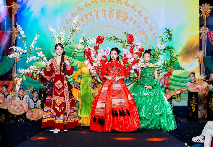 Trong chương trình, NTK Linh Phương ra mắt 4 bộ sưu tập, qua đó giới thiệu những câu chuyện về văn hóa và bản sắc Tây Bắc: Tình Hoa Di Sản, Bản Sắc Sờn Gai, Mị Ảnh Sơn Cước, Bóng Đỏ Núi Thiêng.