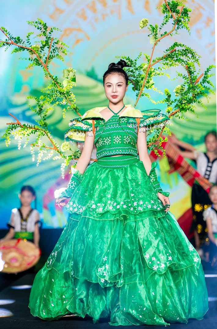 Dàn mẫu hóa thân thành những sứ giả văn hóa, tái hiện vẻ đẹp nguyên bản của vùng đất Tây Bắc qua từng bước catwalk đầy tự tin.