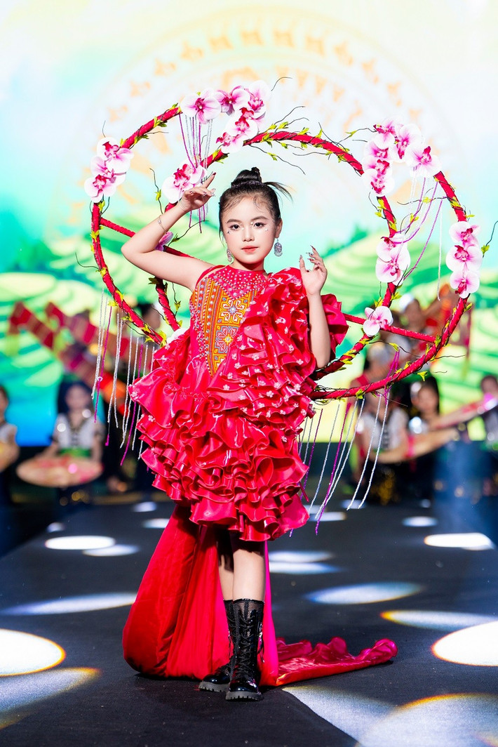 Chương trình có sự góp mặt của nhà thiết kế Linh Phương và hơn 100 mẫu nhí.