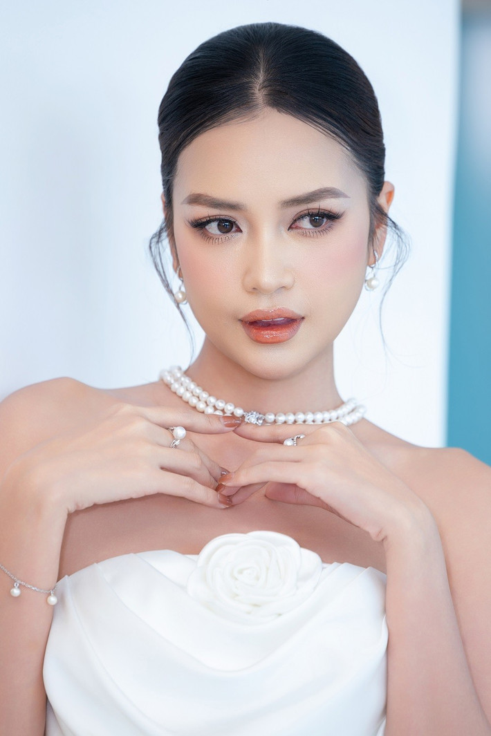 Năm nay, với chủ đề "Thanh xuân rực rỡ", cuộc thi khuyến khích các nữ sinh lan tỏa nguồn năng lượng tuổi trẻ, thắp lên đam mê và tự tin tỏa sáng theo cách của riêng mình. Đây cũng là dịp để các cô gái khám phá vẻ đẹp nguyên bản bên trong bản thân.
