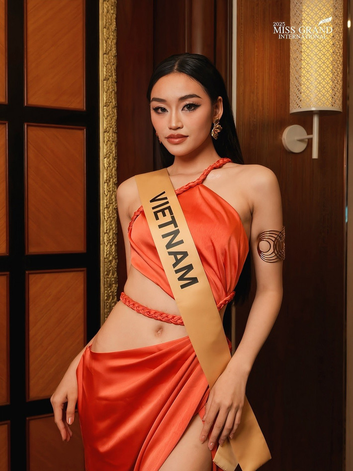 Chiều 30/9, lễ trao sash cuộc thi Miss Grand International 2025 diễn ra tại Bangkok, Thái Lan. Đại diện Việt Nam - Hoa hậu Nguyễn Thị Yến Nhi cùng dàn thí sinh quốc tế lần lượt nhận sash quốc gia, chính thức bắt đầu tranh tài.
