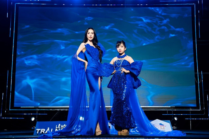 Mỗi thiết kế trong bộ sưu tập là một “làn sóng thời trang”, khi thì nhẹ nhàng như thủy triều, lúc lại mạnh mẽ, kiêu hãnh như con sóng lớn vươn mình giữa biển khơi. Sắc xanh chủ đạo mang đến cảm giác thanh mát, thuần khiết nhưng cũng đầy chiều sâu – như chính tâm hồn của những người phụ nữ mà Châu Loan muốn tôn vinh.