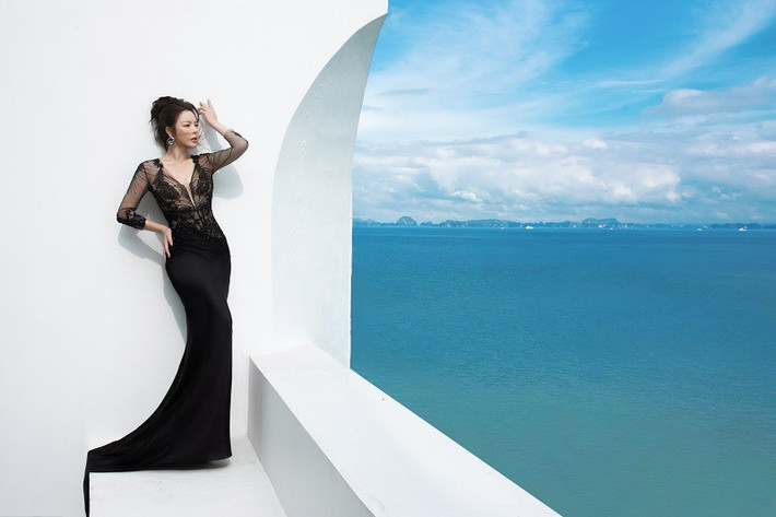 Từ đường kim mũi chỉ phải thật tinh tế đến những đường cut-out cần được tính toán kỹ lưỡng, tất cả đều phải đảm bảo mang lại sự thoải mái và tự tin tuyệt đối cho cô khi xuất hiện.