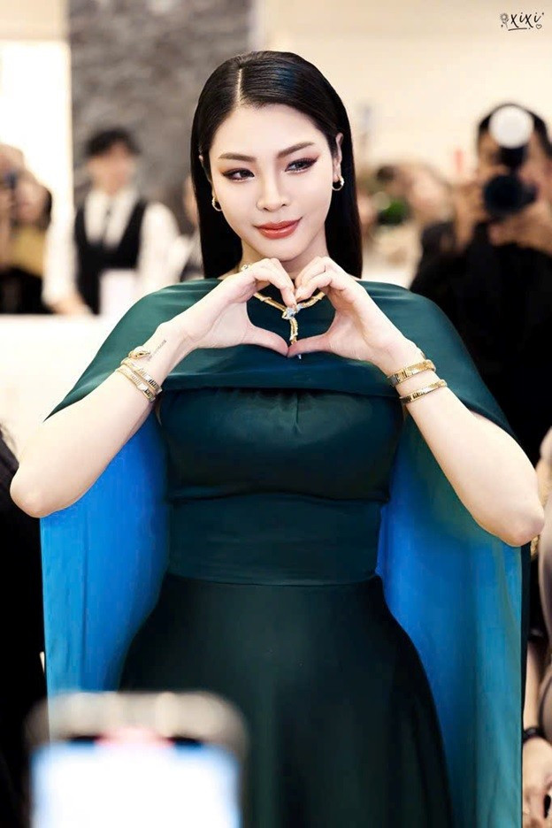 Cô từng đăng quang Miss Grand Thailand 2016, đạt giải Á hậu tại Miss Grand International 2016 tại Mỹ.