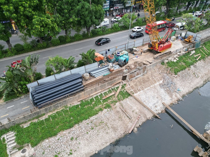 Các đơn vị thi công cho biết, họ đang lắp đặt đường ống thu gom nước phía bờ đối diện, hướng Ngã Tư Sở - Cầu Giấy.