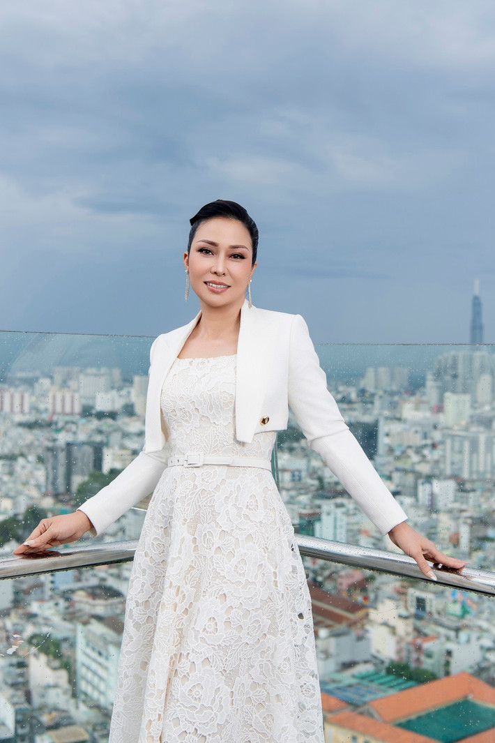 Nét đẹp dịu dàng pha lẫn sự sắc sảo khiến Hằng Nguyễn trở nên nổi bật nhưng không phô trương.