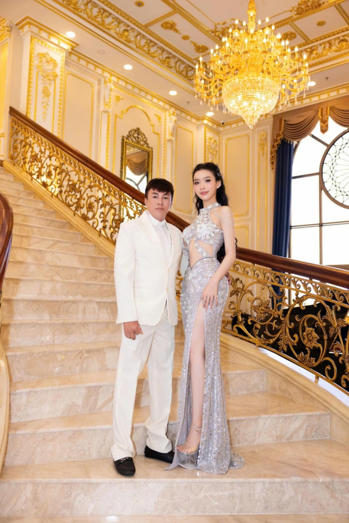 Cùng với Hoa khôi Đoàn Hồng Trang, Hoa khôi Người đẹp Trăng rằm tỉnh Phú Yên 2024 Vân Anh (Sam Nabi) cũng là nàng thơ của NTK Tommy Nguyễn.