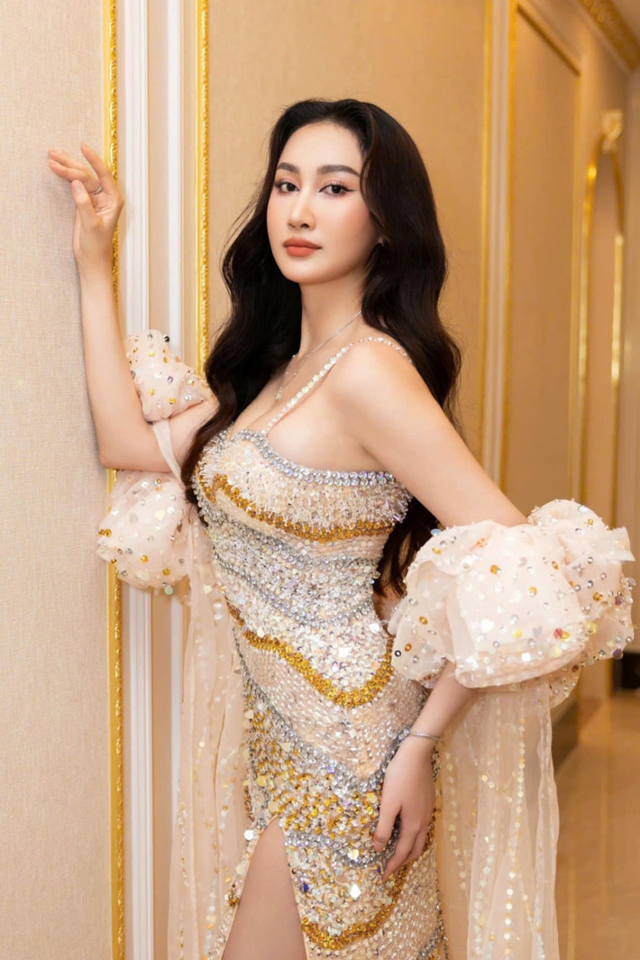Diện chiếc váy dạ hội màu vàng ánh kim, được đính kết hàng nghìn viên pha lê và hạt cườm thủ công tỉ mỉ, Đoàn Hồng Trang hút mọi ánh nhìn.