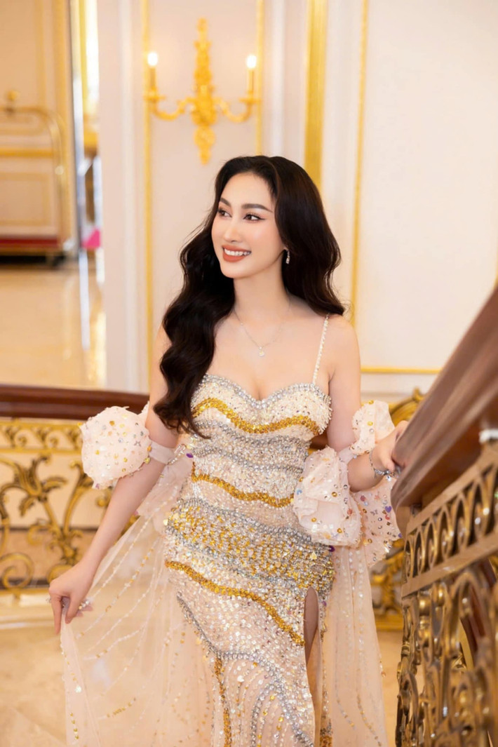 Đoàn Hồng Trang sinh năm 1995 tại Bình Thuận, tốt nghiệp Đại học Sư phạm. Năm 2016, cô đoạt giải nhất Hoa khôi miền Trung. Năm 2017, cô thi Hoa hậu Hoàn vũ Việt Nam và lọt top 40.