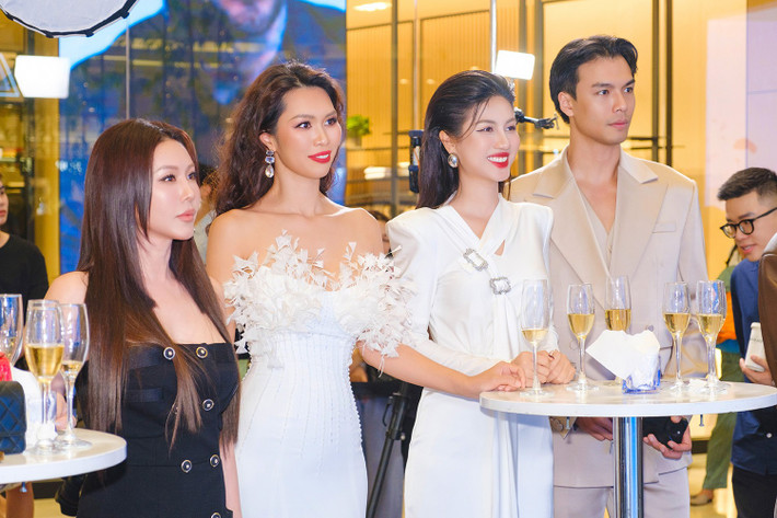 Siêu mẫu Hà Anh cùng dàn học trò gồm: Mister Vietnam 2024 – diễn viên Mạnh Lân, Mister Supranational Vietnam 2025 – MC Minh Khắc, Top 10 Miss Cosmo Vietnam 2025 – BTV Hòa Lê đã cùng có mặt để chung vui, giao lưu cùng Hoa hậu Thu Hoài.