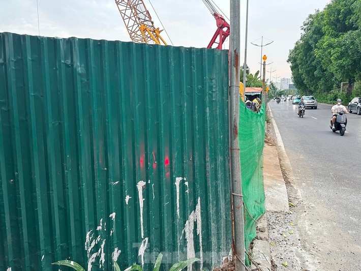 Không chỉ đường dành cho xe đạp ven sông Tô Lịch, hàng rào công trường thi công còn rào cả một đoạn dài dải phân cách - vỉa hè đường Láng.