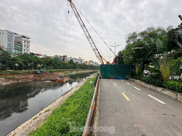 Theo ghi nhận, ngoài chậm tiến độ gây ảnh hưởng đến giao thông trên đường, công trường thi công ven sông Tô Lịch đang có nhiều nội dung thực hiện không đúng quy định. Cụ thể, công trường từ số nhà 732 - 738 đường Láng đang thiếu thiết bị cảnh báo giao thông; thiếu bảng thông tin dự án; không niêm yết công khai thời gian được phép thi công, giấy phép được cấp...