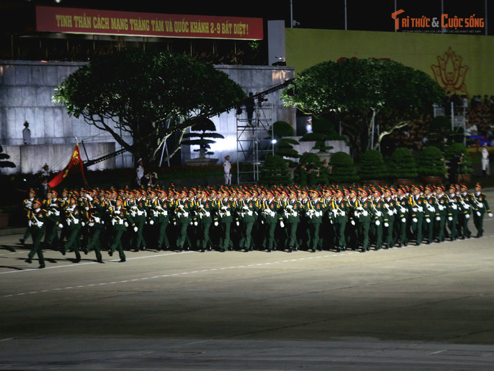 Diễu hành của các khối nghi trượng, diễu binh của các khối Quân đội trước, sau đó đến các khối quân đội nước ngoài, khối Dân quân, du kích, các khối Công an.
