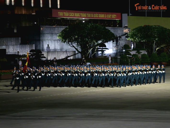 Bên cạnh các khối quân binh chủng truyền thống của Quân đội nhân dân Việt Nam, còn có nhiều lực lượng khác cùng tham gia như khối nữ sĩ quan quân y, khối sĩ quan phòng hóa, hay lực lượng tác chiến điện tử.