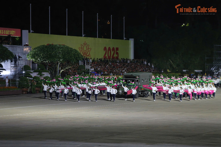 20 giờ tối 21/8, tại quảng trường Ba Đình diễn ra buổi tổng hợp luyện diễu binh, diễu hành Lễ kỷ niệm 80 năm Cách mạng Tháng Tám thành công và Quốc khánh 2/9.