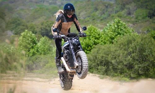 Mẫu Tây “nài cứng” siêu xế độ MV Agusta scrambler