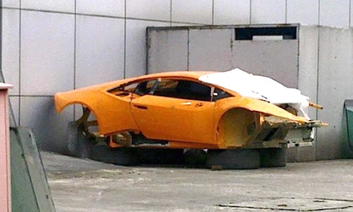 Siêu xe Huracan 13 tỷ "vứt" trơ khung tại Hà Nội