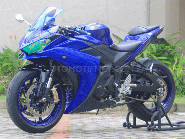 Ra mắt trước Yamaha R3, mẫu xe môtô Yamaha R25 là phiên bản sportbike 250 cc được thiết kế để dành cho các thị trường như Indonesia hay Nhật Bản. Dù có kiểu dáng nguyên bản khá ấn tượng và thể thao nhưng do cắt giảm chi phí, một số phụ tùng được Yamaha sử dụng đã khiến chiếc xe kém hấp dẫn hơn như phuộc ống lồng hay mâm bé.