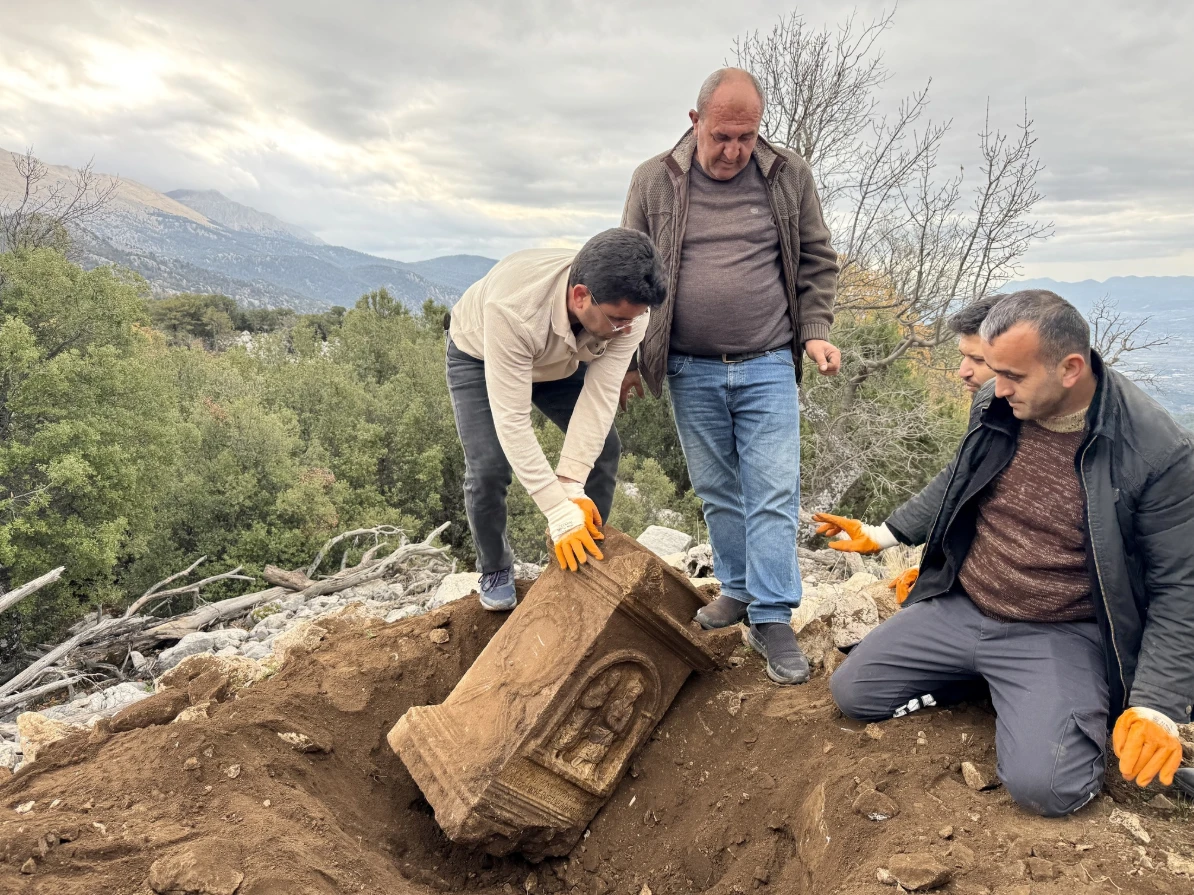 Bất ngờ phát hiện bia mộ La Mã cổ đại trong rừng sâu