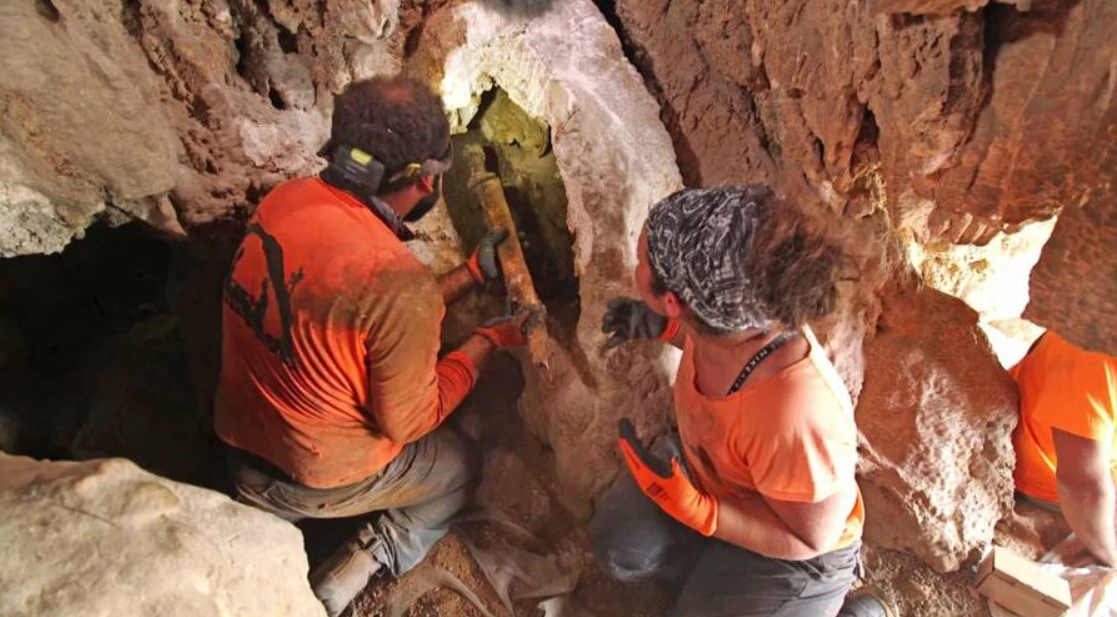 Phát hiện thứ quái dị trong hang động nhìn ra Biển Chết