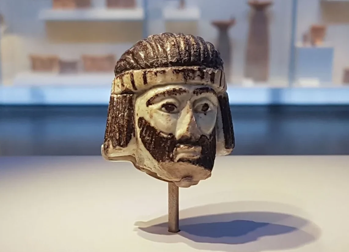 Sốc nặng phát hiện danh tính bức tượng đầu người 2.800 tuổi