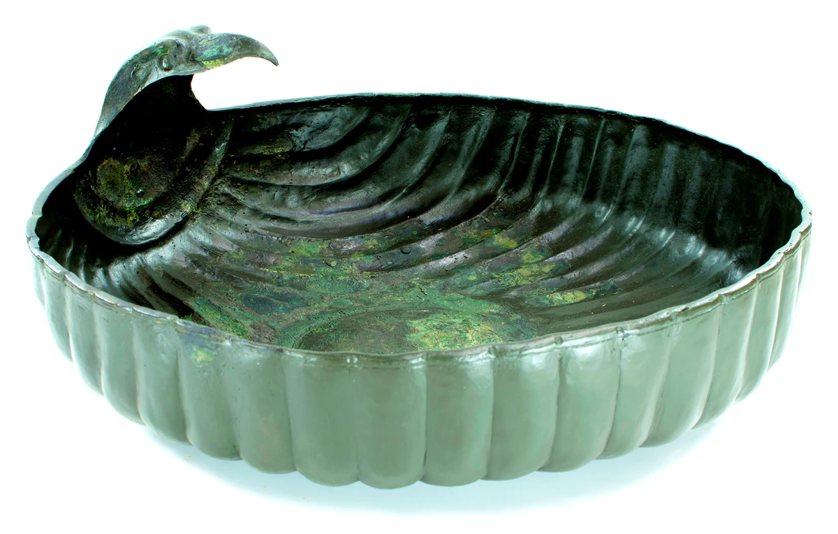 Chậu rửa đầu chim đại bàng tiết lộ văn hóa La Mã huyền bí