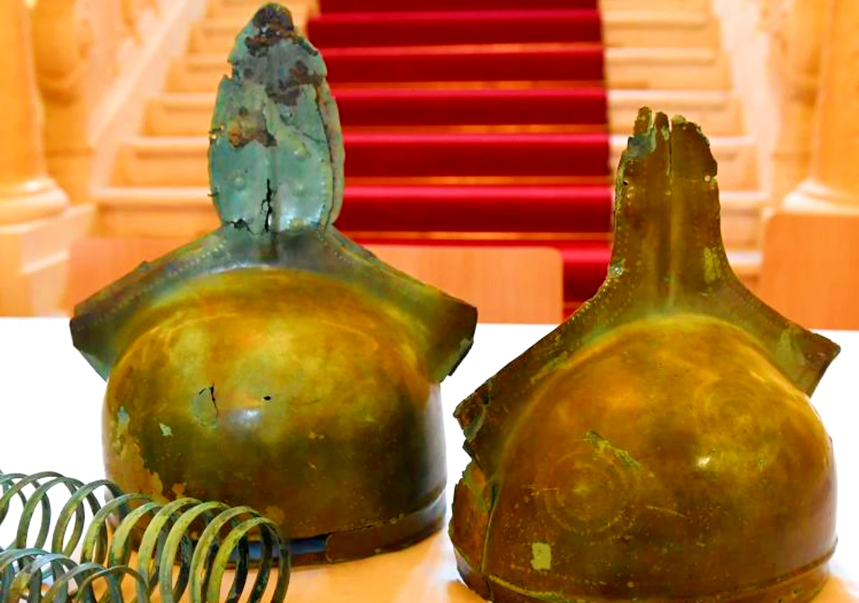 Đi hái nấm, vô tình tìm thấy mũ bảo vệ thời Đồ Đồng quý giá