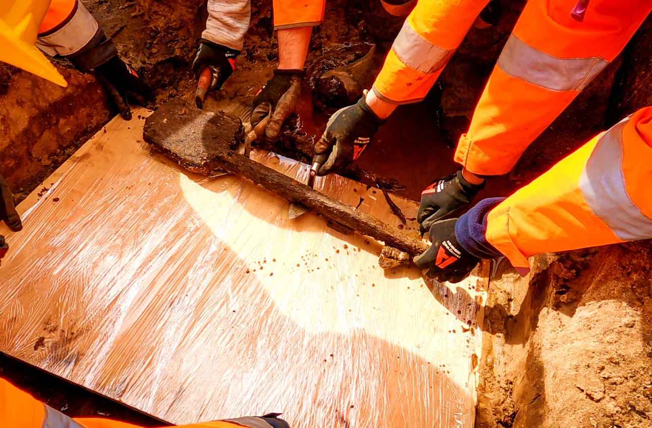 Phát hiện chiếc xẻng gỗ 3.000 năm Thời Kỳ Đồ Đồng hiếm có