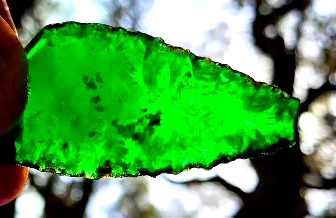 Bí ẩn mũi giáo thủy tinh xanh hiếm thấy 100 năm tuổi 