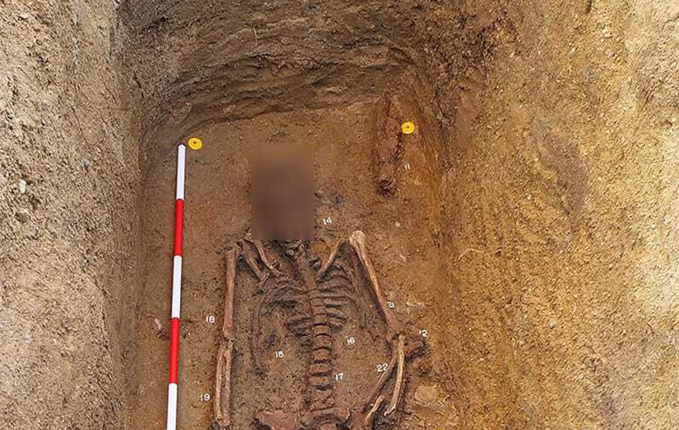 Mở mộ chiến binh trẻ thế kỷ thứ 6, rùng mình thấy thứ bên trong