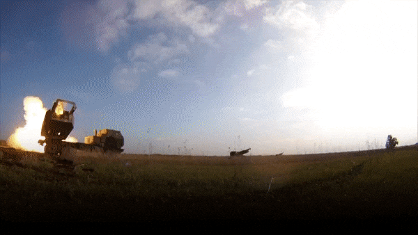  Tình hình chiến sự tại miền Đông Ukraine cũng trở nên căng thẳng hơn bao giờ hết. Video trên mạng cho thấy Nga đã tung nhiều loại vũ khí hạng nặng, thực hiện các đợt tấn công dữ dội vào thành phố Chasiv Yar, với pháo phản lực bắn dồn dập như mưa. Ảnh minh họa