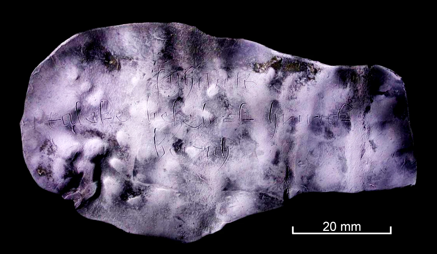 Tìm thấy miếng chì cổ chứa lời nguyền ghê rợn của quỷ Satan