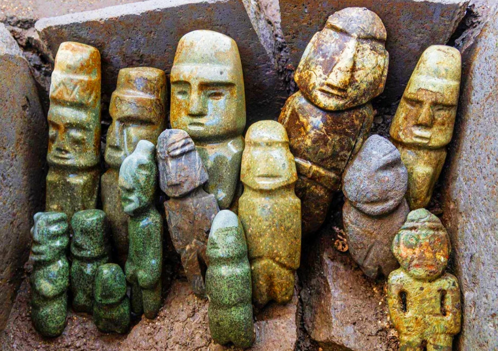 Chiếc rương đá bí ẩn chứa 15 bức tượng người kỳ dị 