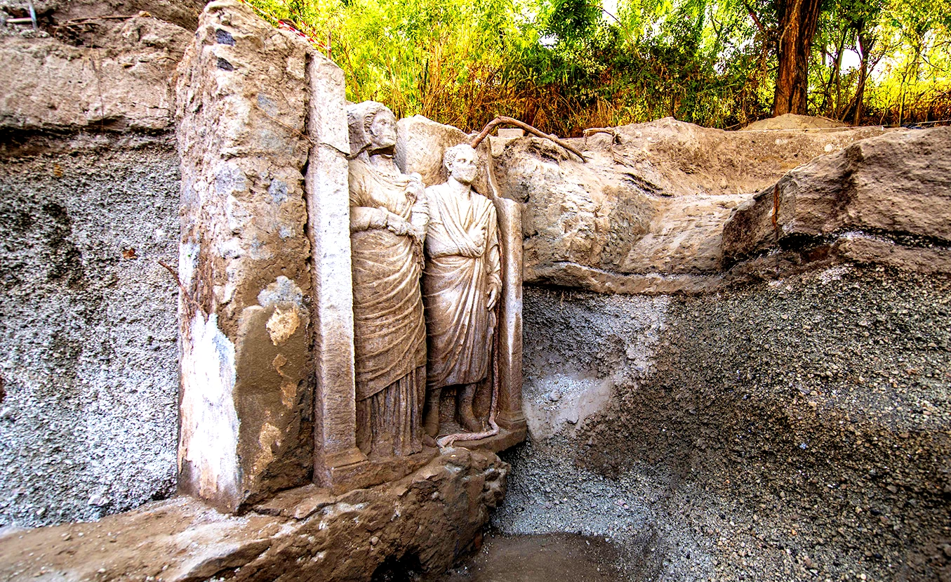 Sửng sốt bức phù điêu nữ tu cổ đại còn nguyên vẹn sau hàng nghìn năm