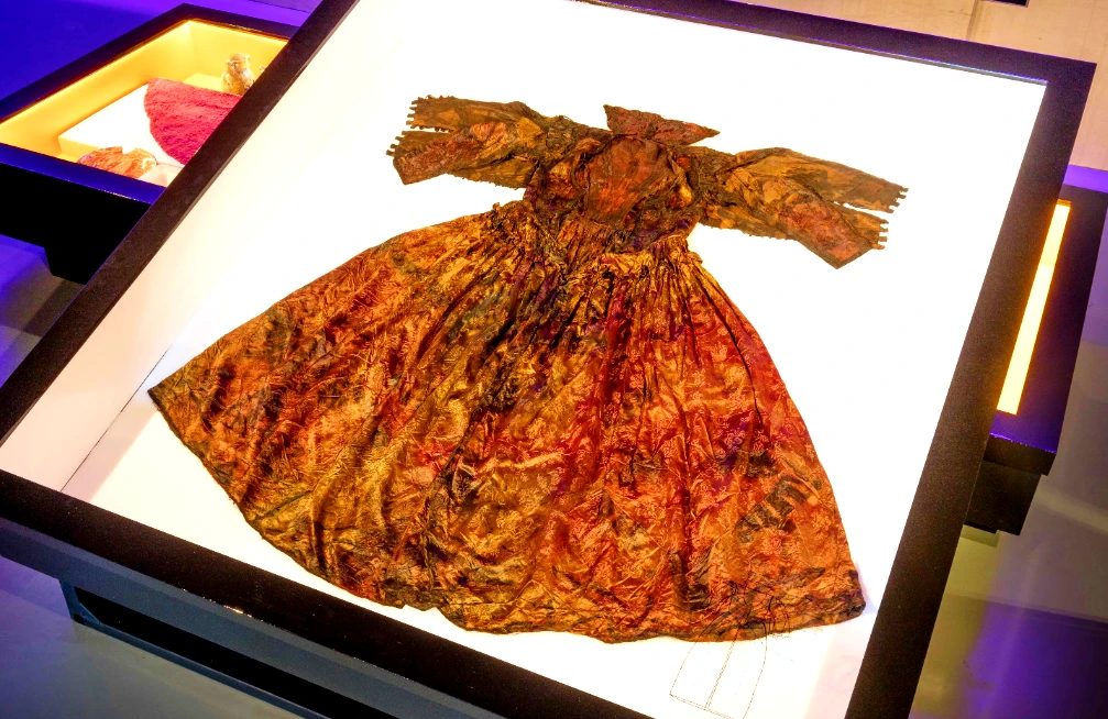 Váy lụa nguyên vẹn đáng kinh ngạc sau hàng trăm năm vùi dưới biển