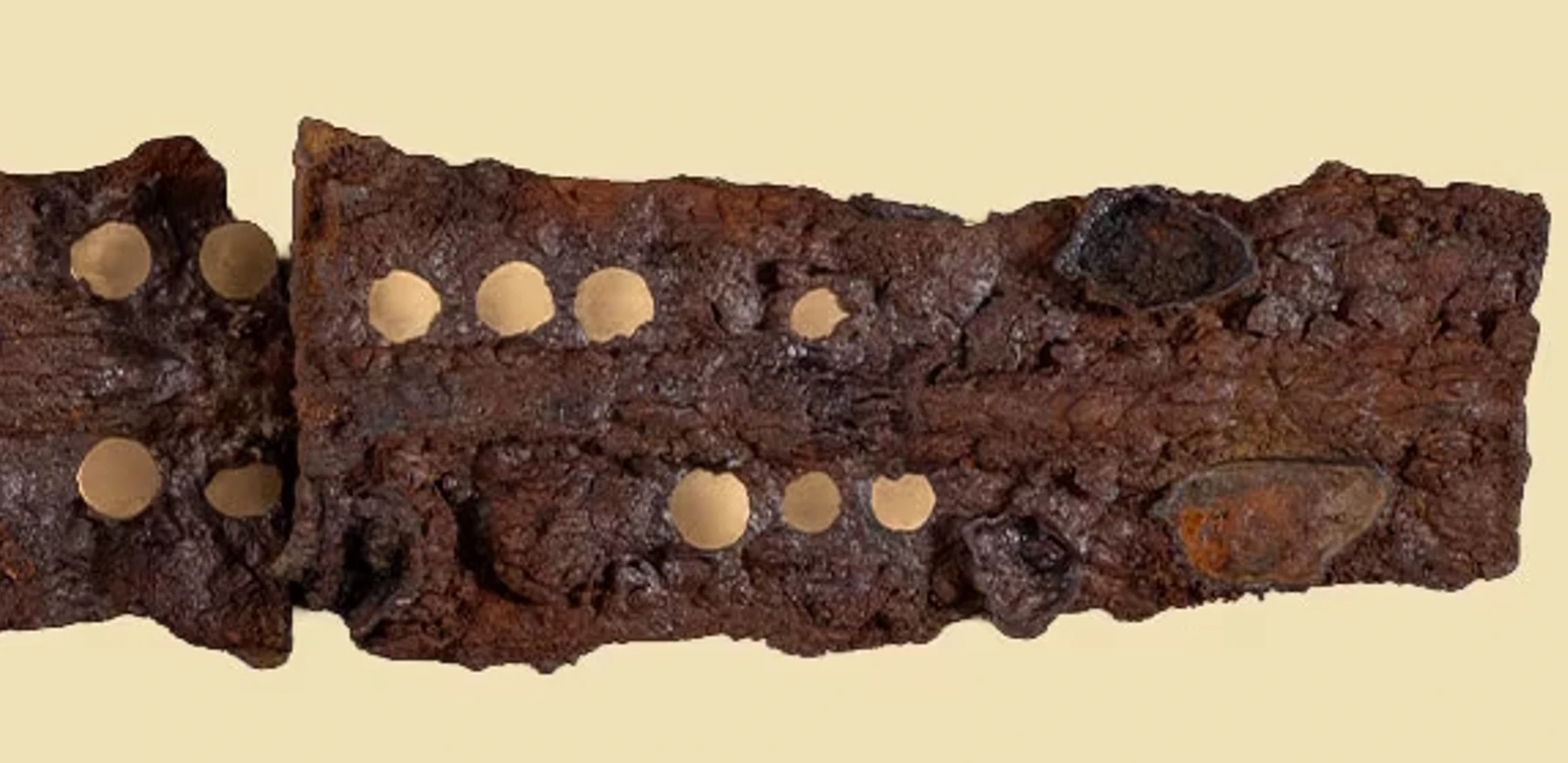 Tận mục mũi giáo thời Đồ Đồng được trang trí bằng vàng