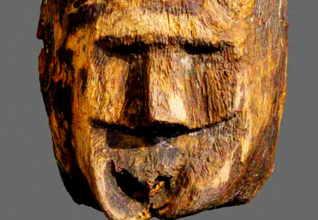 Sửng sốt khuôn mặt người gỗ bí ẩn dưới hồ Ba Lan 