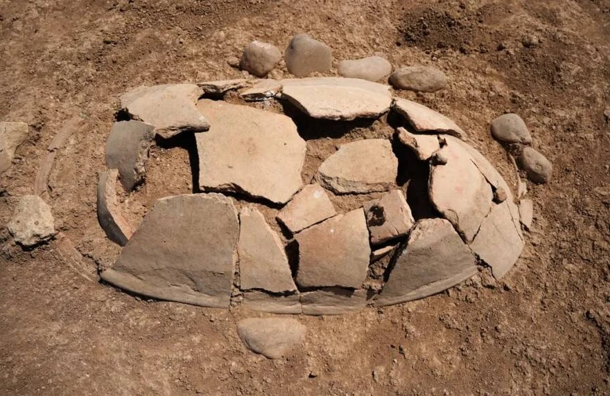 Hạn hán lộ ra 40 ngôi mộ cổ 2.300 tuổi ở Iraq 