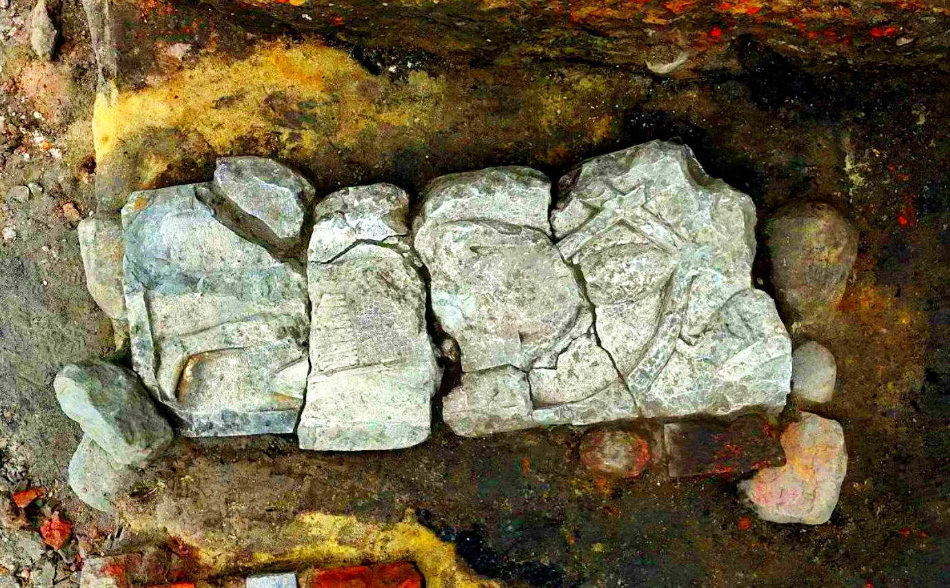 Phát hiện bia mộ hiệp sĩ cổ, chi tiết khiến ai cũng sửng sốt