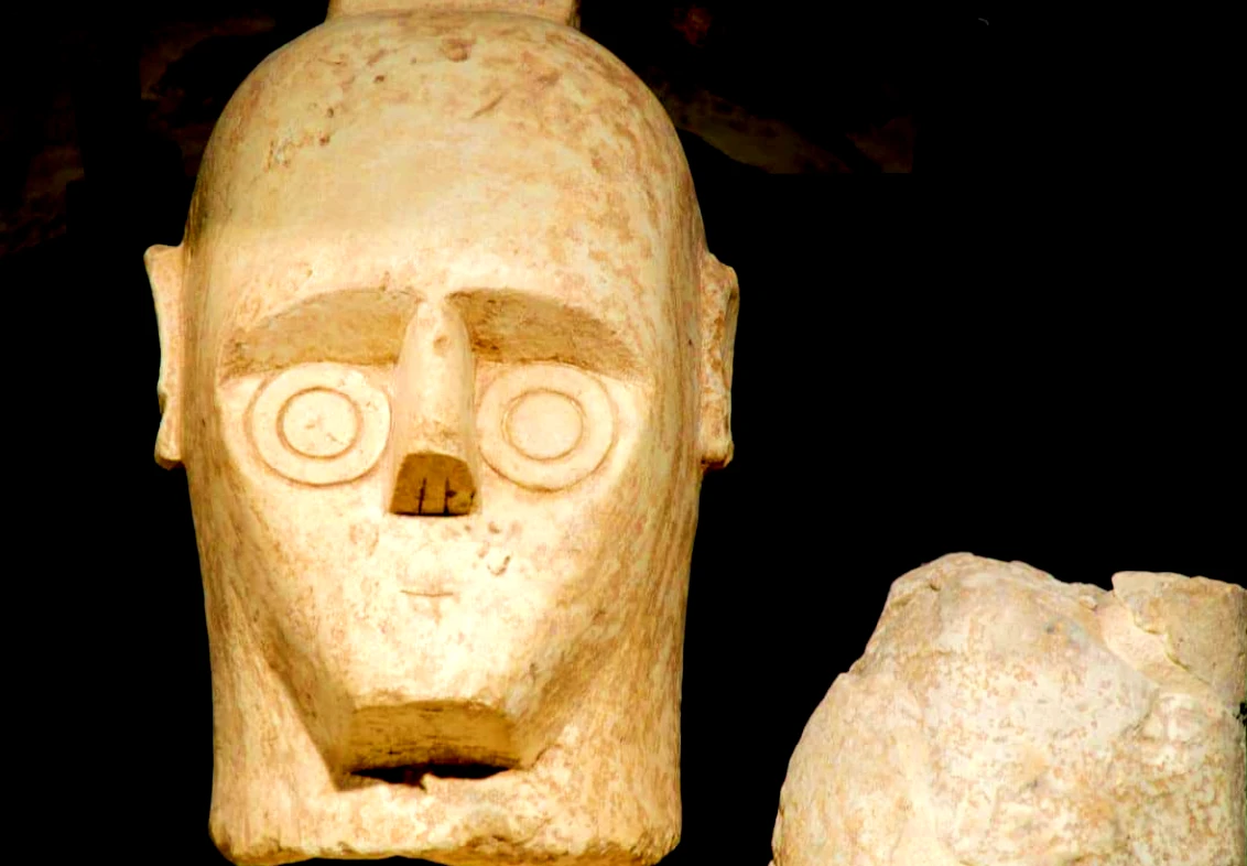 Tìm thấy tượng người khổng lồ bằng đá 3.000 năm gây sốc