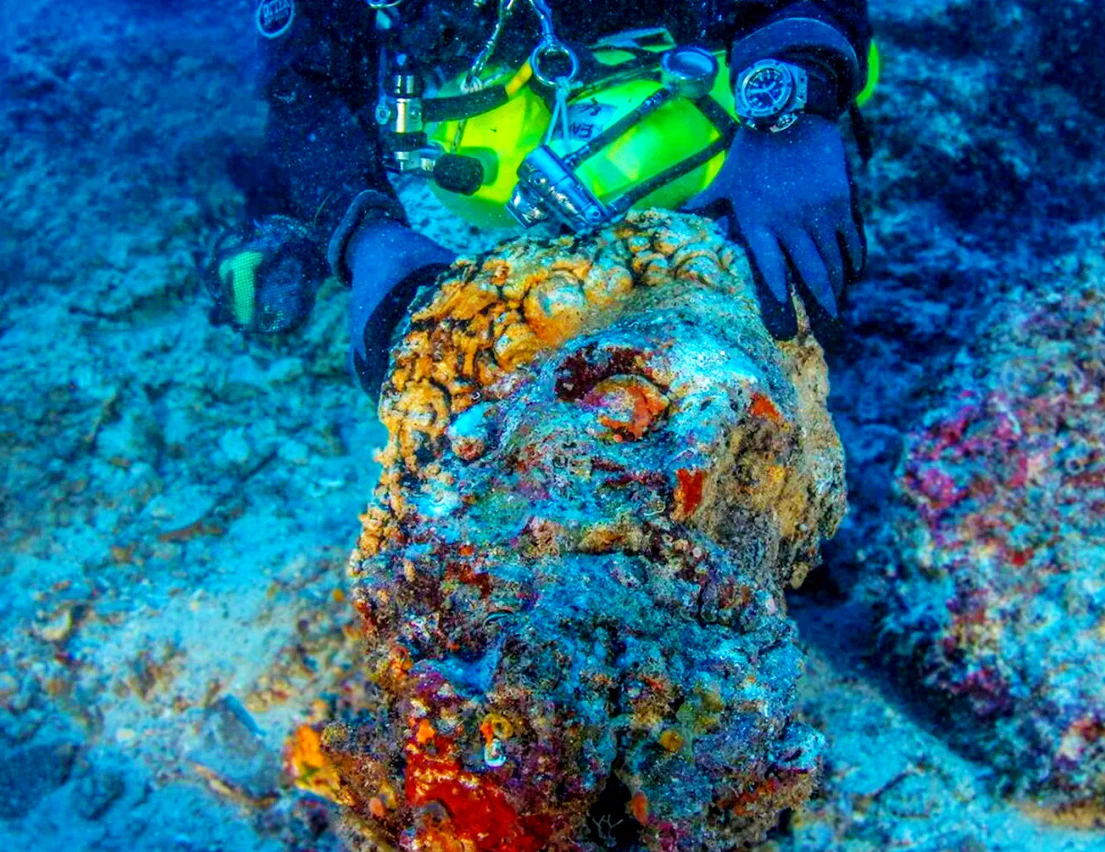 Đầu tượng đá khổng lồ trong xác tàu đắm Hy Lạp gây chấn động