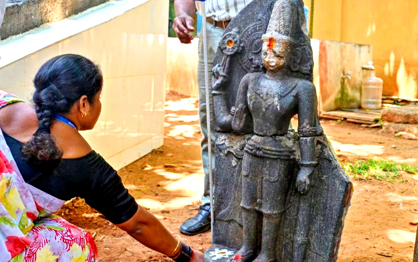 Tượng thần Vishnu 700 năm tuổi bất ngờ dạt vào bờ biển