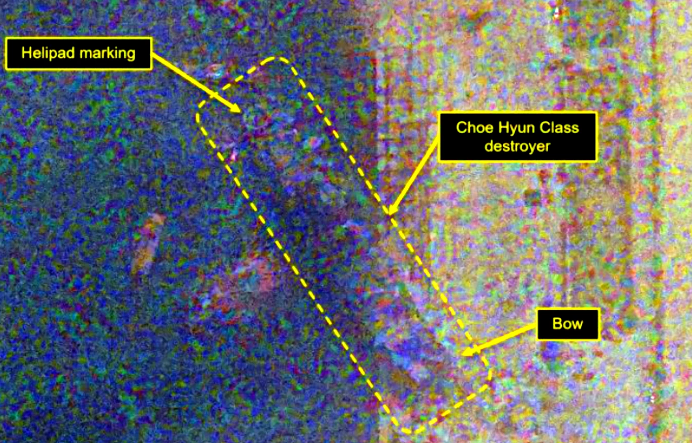 Tàu khu trục 5.000 tấn của Triều Tiên trở mình thẳng đứng