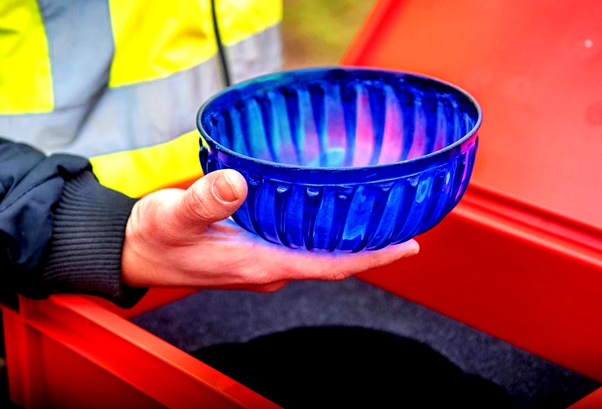 Chiếc bát thủy tinh xanh La Mã cổ đại nguyên vẹn gây chấn động