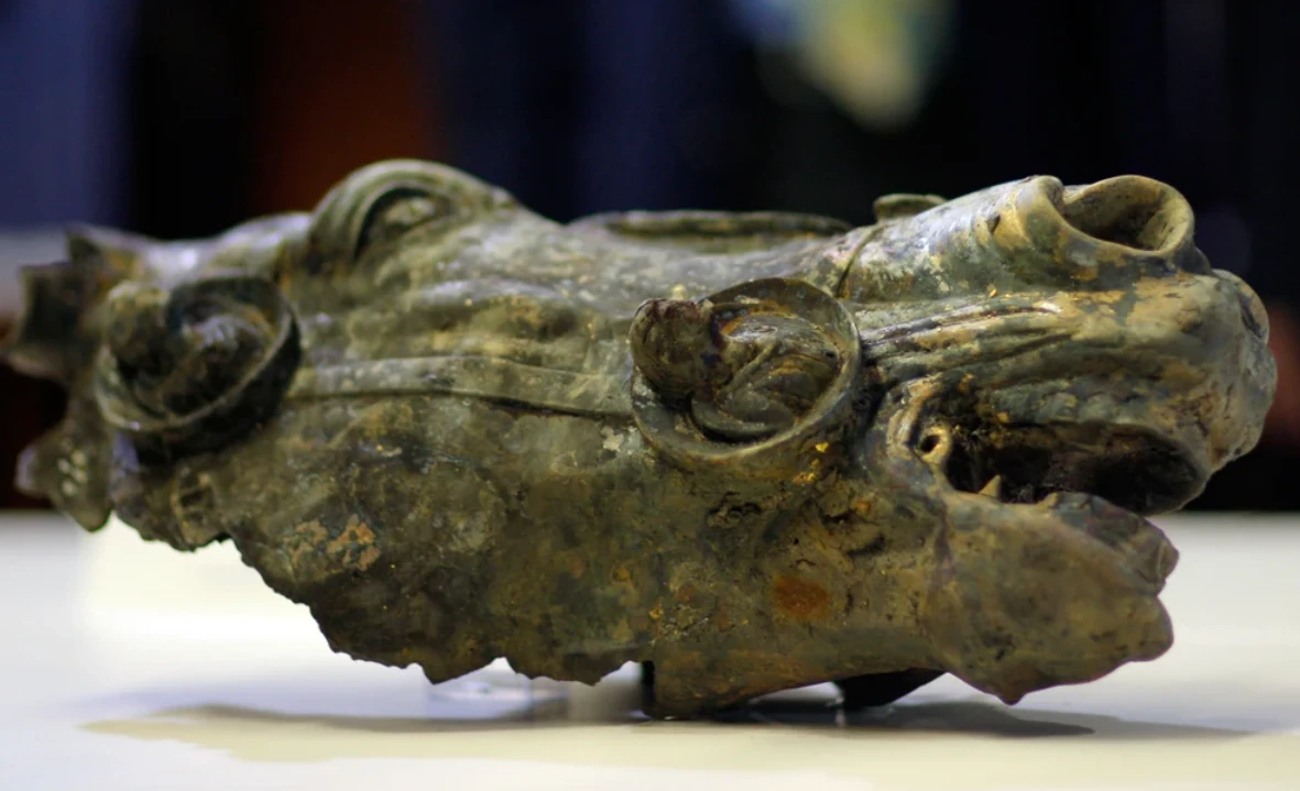 Khai quật đầu ngựa La Mã đồng 2.000 năm tuổi hiếm thấy tại Đức